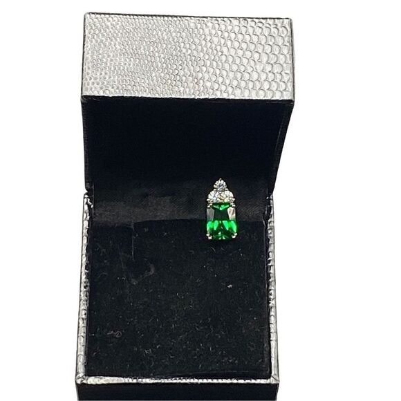 Vintage Emerald green center stone with three round stone silver tone stick pin - Picture 9 of 10